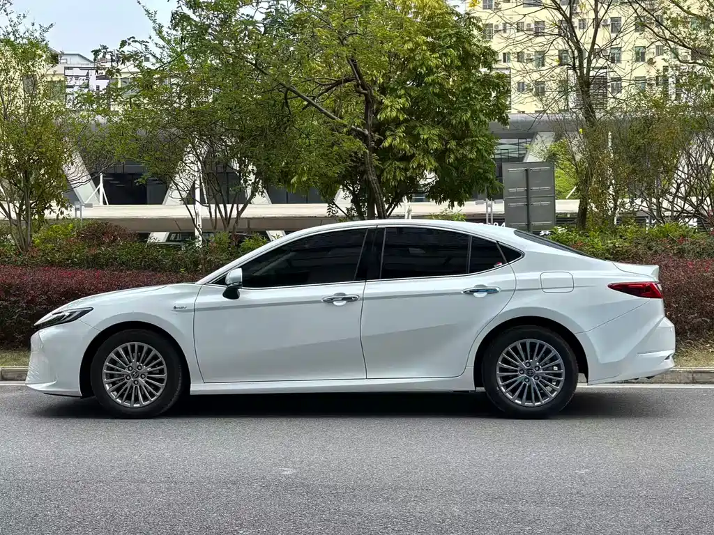 Toyota Camry 2025 — фото 2