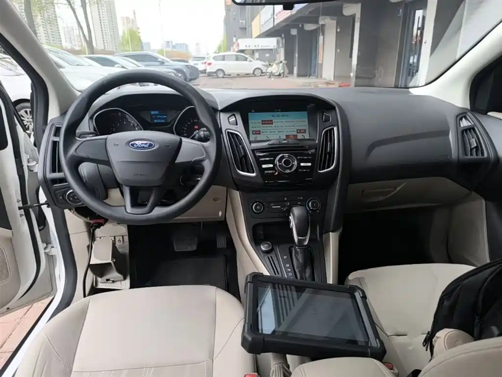 Ford Focus 2017 — фото 10
