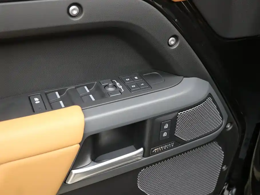 Land Rover Defender 2024 — фото 11