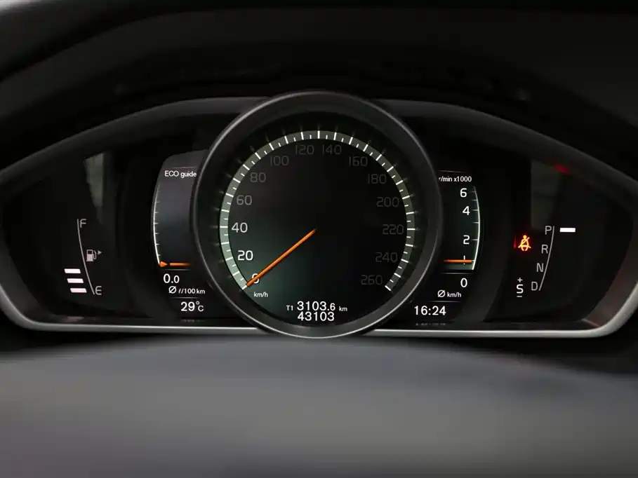 Volvo V40 2017 — фото 13