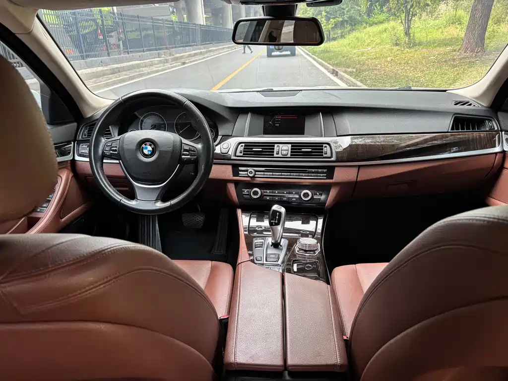 BMW 5 Series 2017 — фото 11