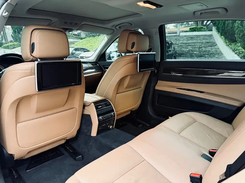 BMW 7 Series 2015 — фото 24