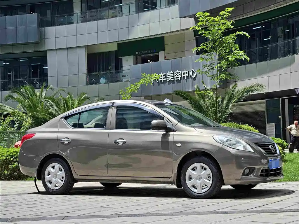 Nissan Sunny 2012