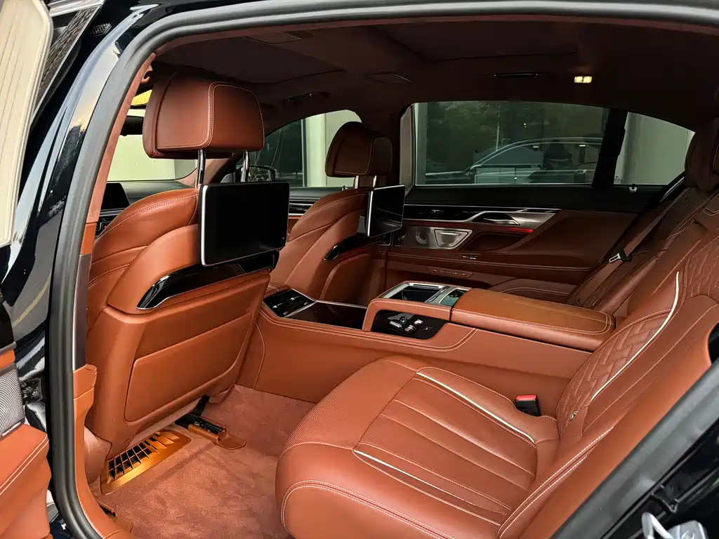 BMW 7 Series 2018 — фото 19