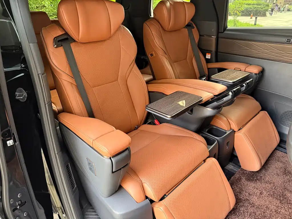 Toyota Alphard 2023 — фото 10