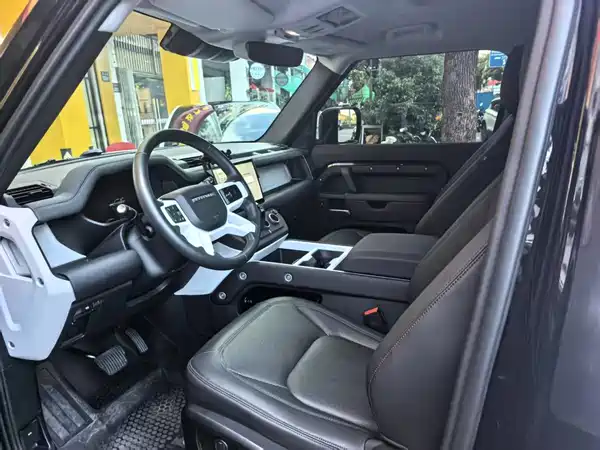 Land Rover Defender 2025
