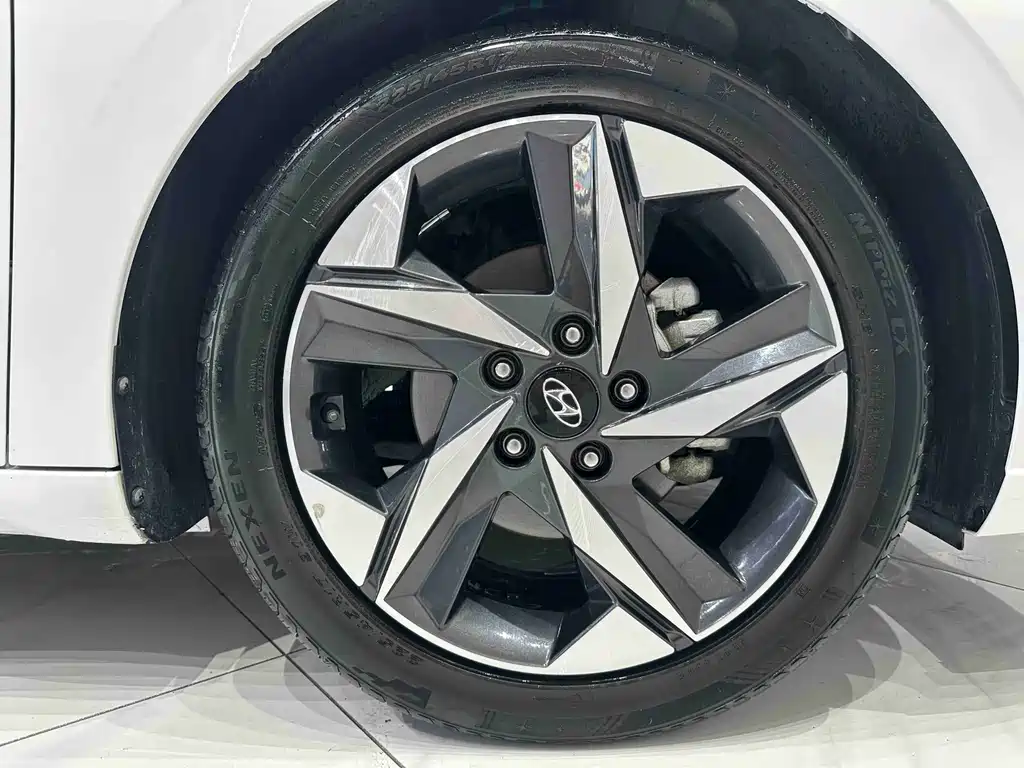 Hyundai Elantra 2023 — фото 18