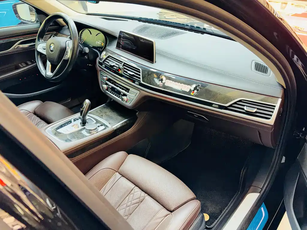 BMW 7 Series 2018 — фото 18