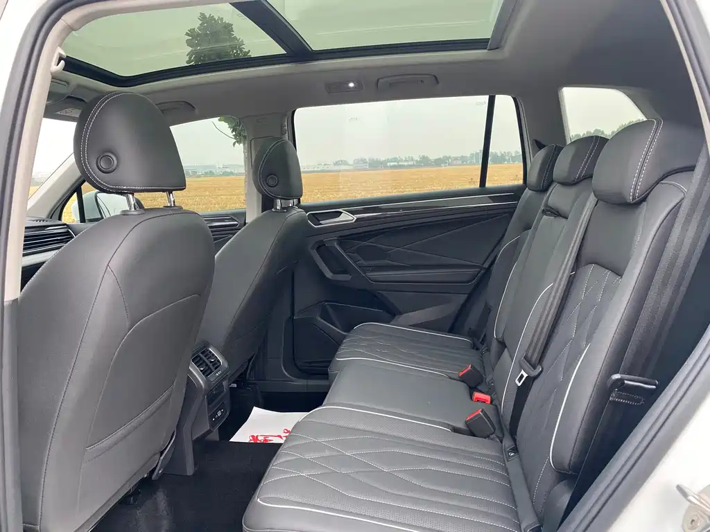 Volkswagen Tiguan L 2023 — фото 11
