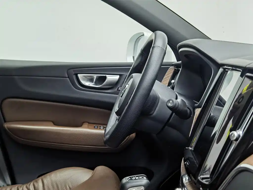 Volvo XC60 2020 — фото 22