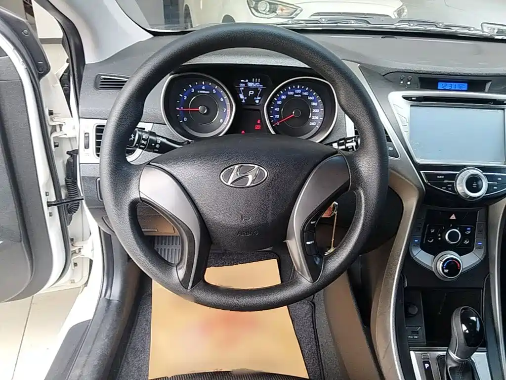Hyundai Elantra 2016 — фото 11