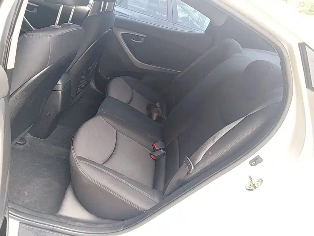 Hyundai Elantra 2016 — фото 17