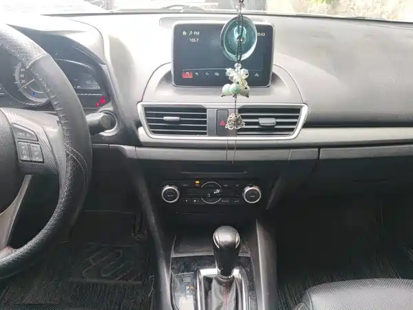 Mazda 3 Axela 2015