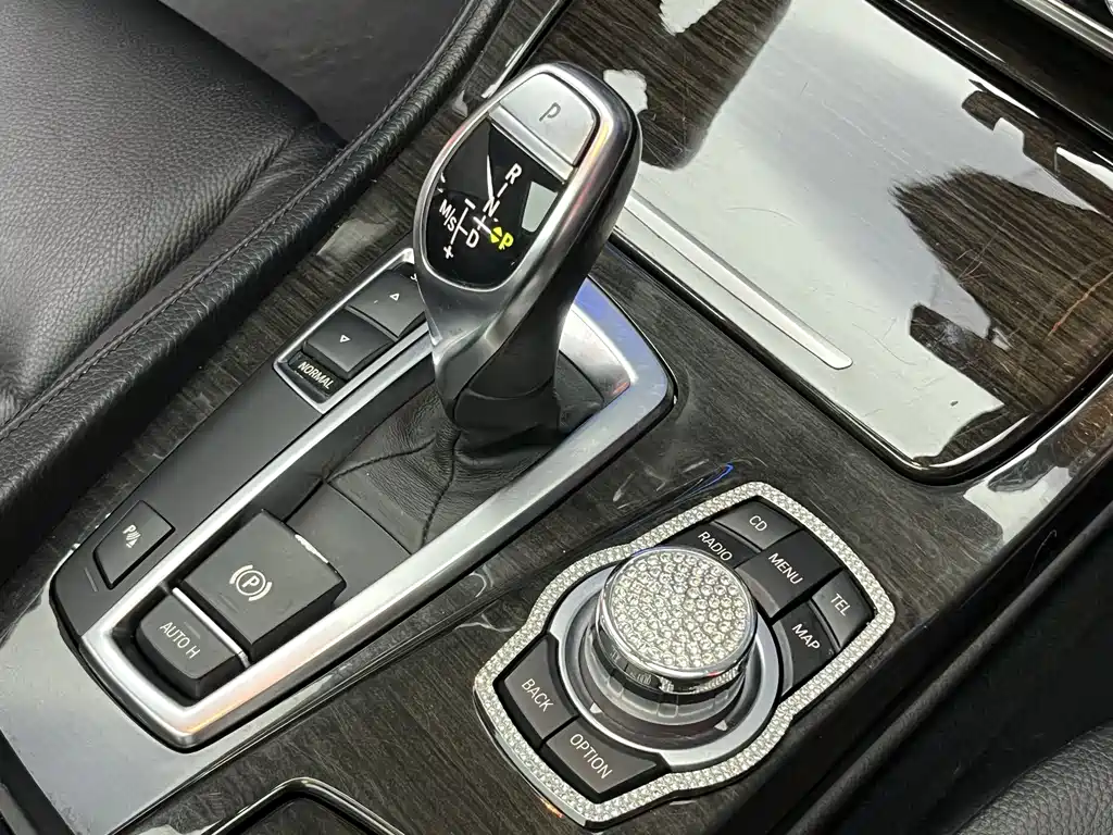 BMW 5 Series 2011 — фото 14