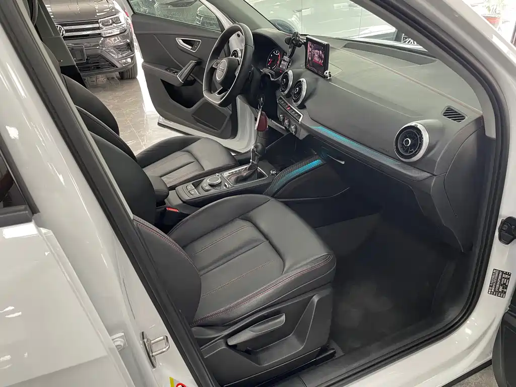 Audi Q2L 2023