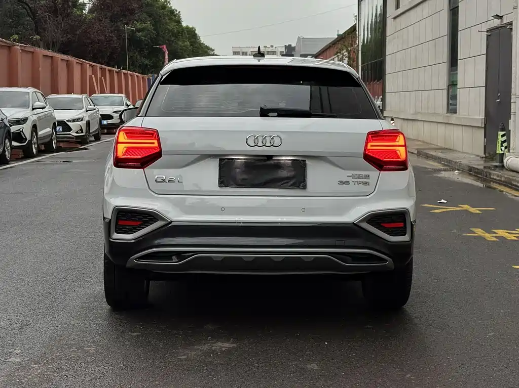 Audi Q2L 2023