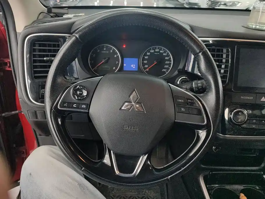 Mitsubishi Outlander 2018 — фото 15