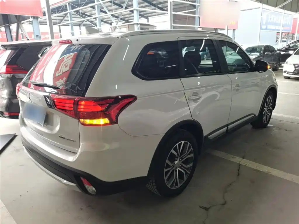 Mitsubishi Outlander 2018 — фото 5