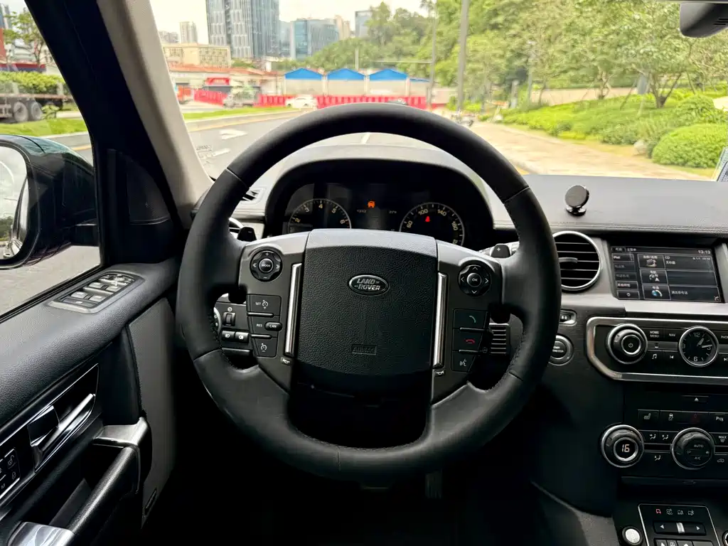 Land Rover Discovery 2015 — фото 16