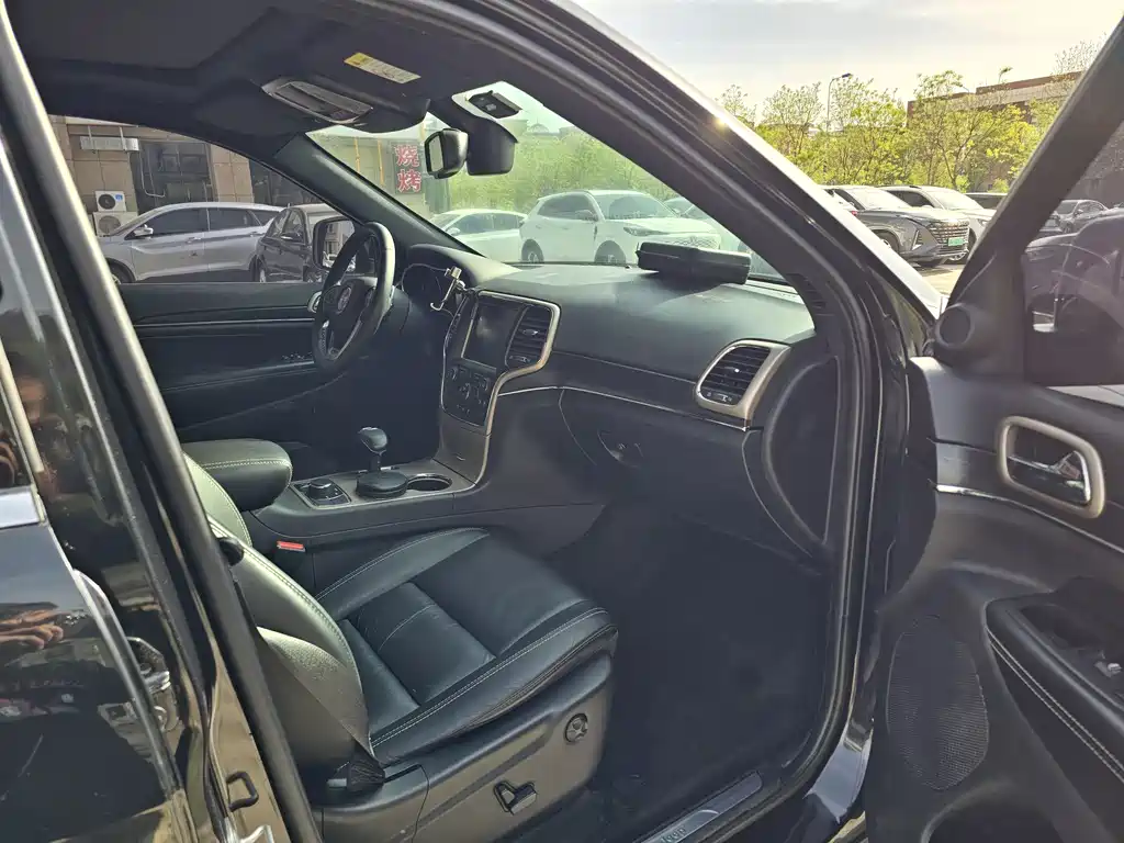 Jeep Grand Cherokee 2016 — фото 14