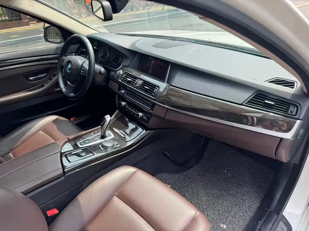 BMW 5 Series 2016 — фото 10