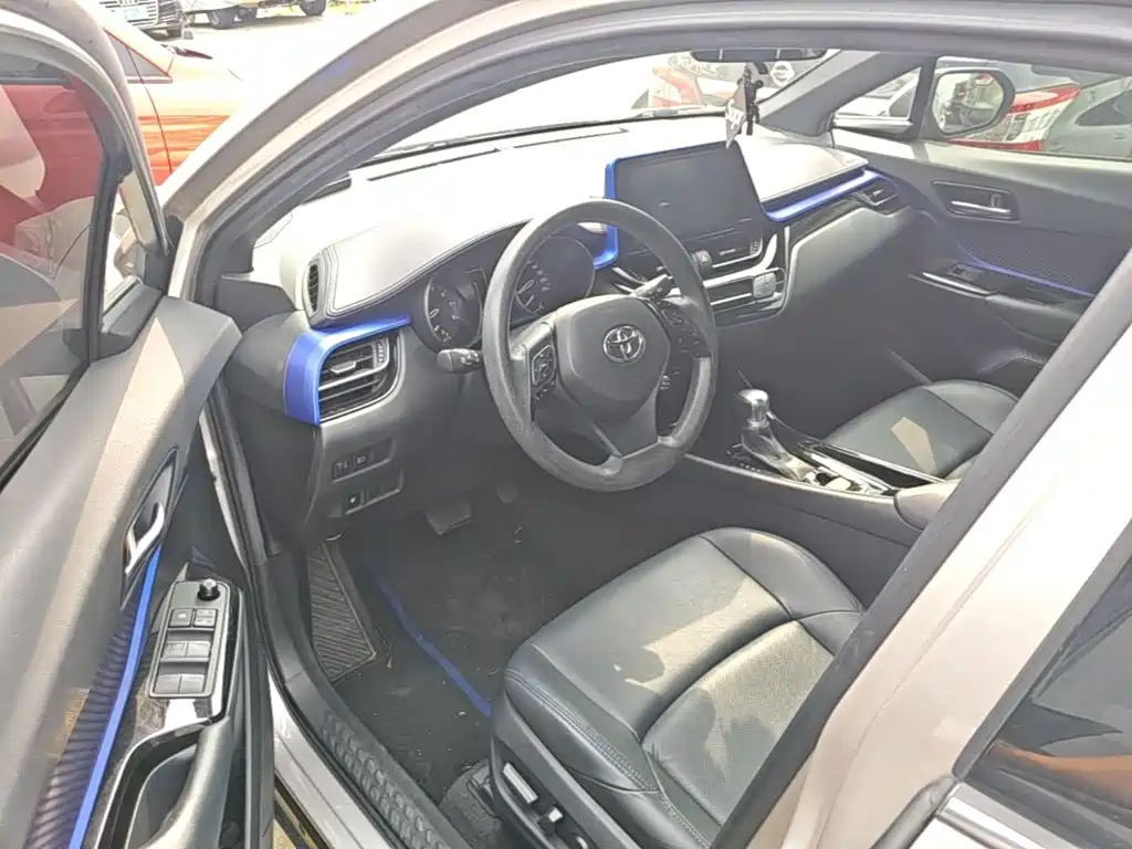Toyota C-HR 2020 — фото 16