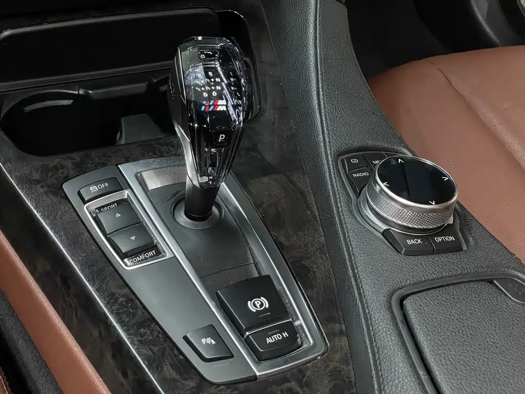 BMW 6 Series 2012 — фото 12