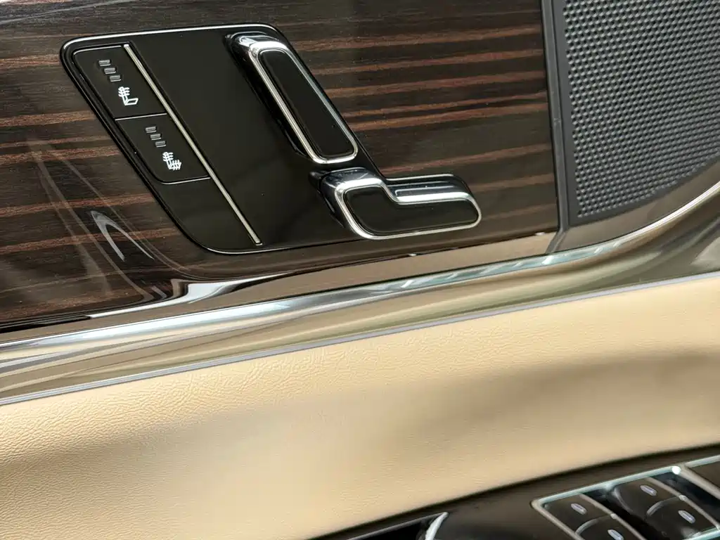Cadillac XT5 2025 — фото 13