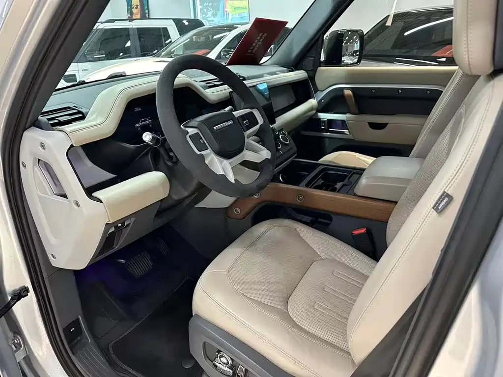 Land Rover Defender 2021 — фото 11