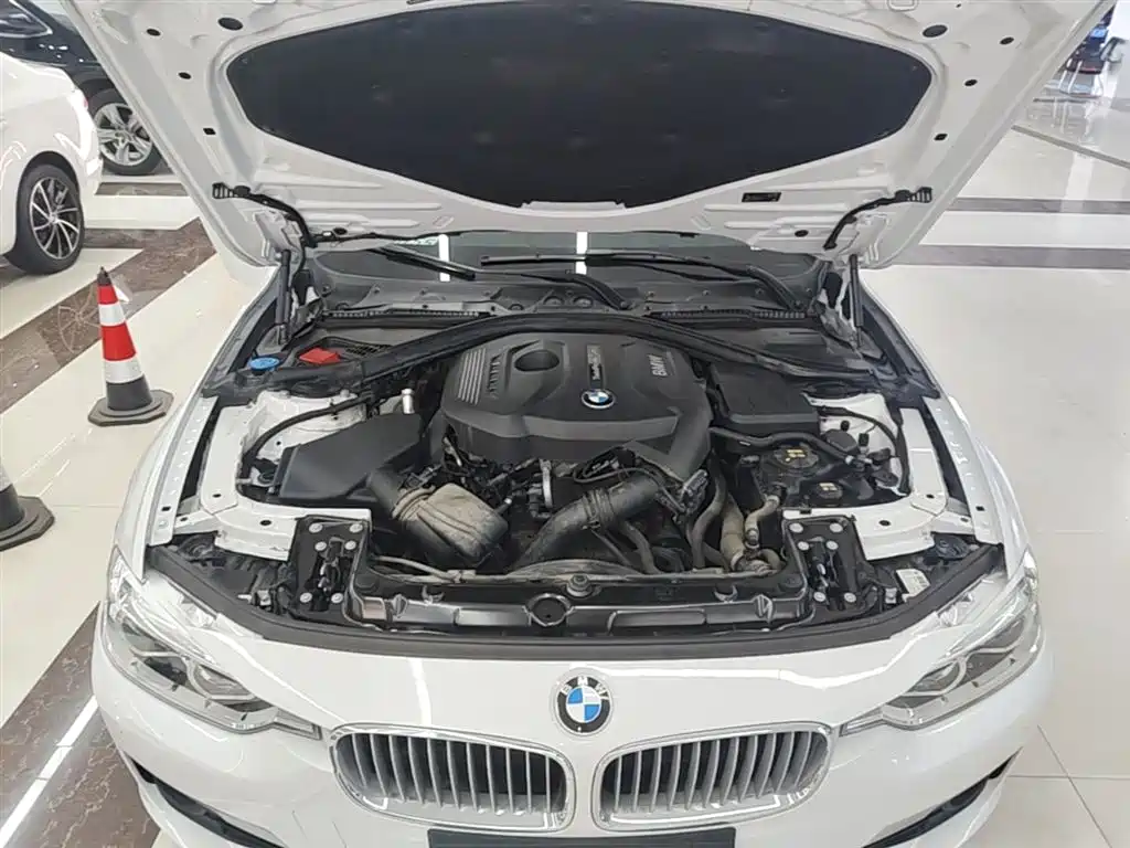 BMW 3 Series 2018 — фото 20