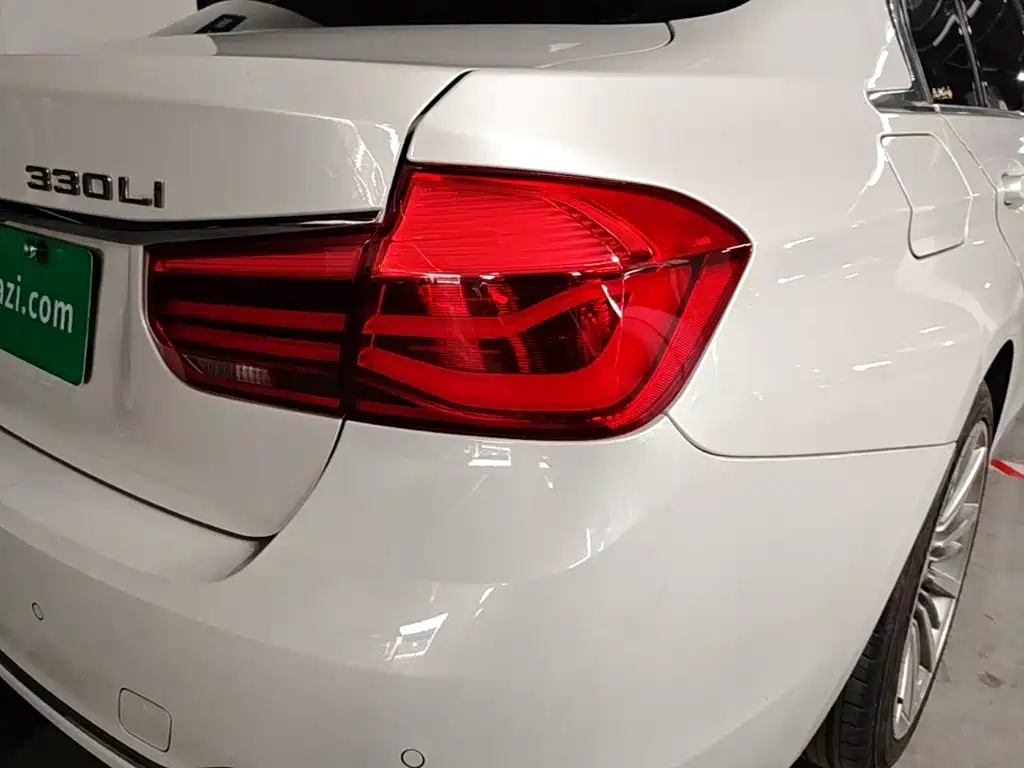 BMW 3 Series 2018 — фото 8