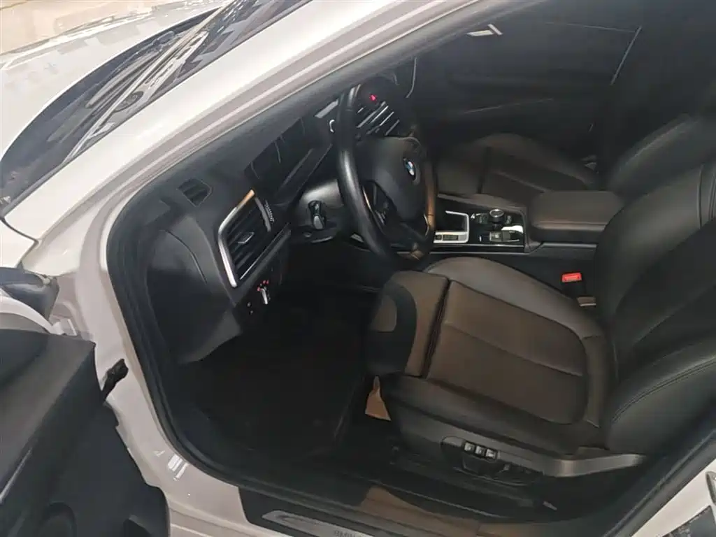BMW 1 Series 2018 — фото 16