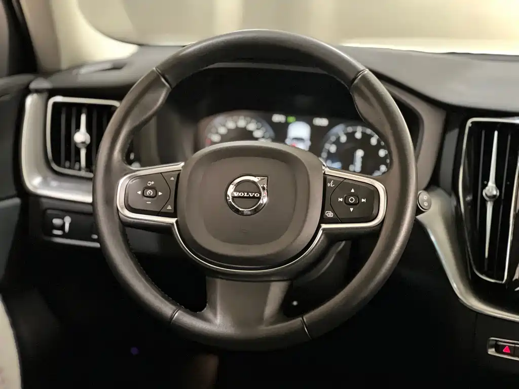 Volvo XC60 2018 — фото 10