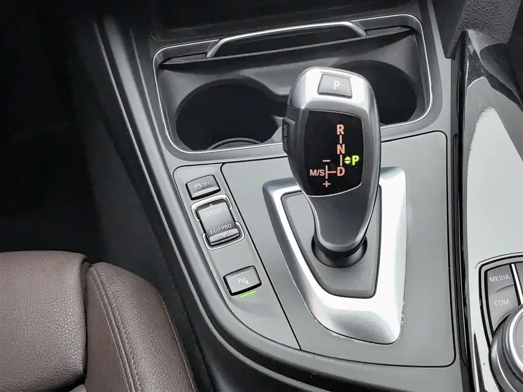 BMW 3 Series 2019 — фото 13