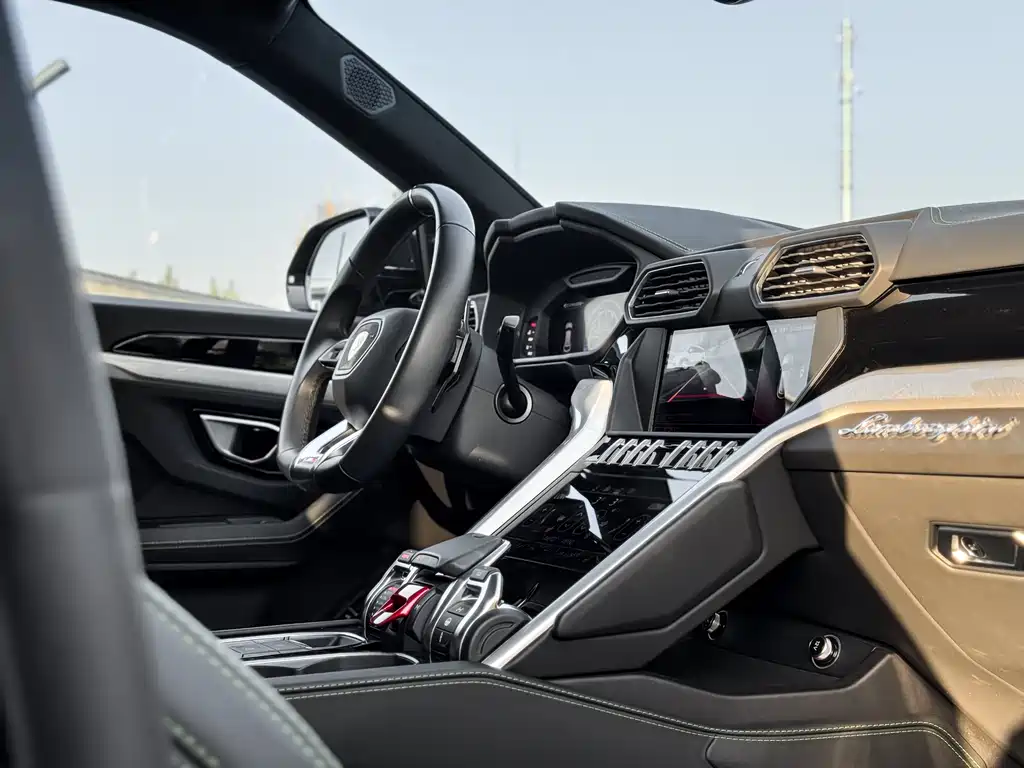 Lamborghini Urus 2019 — фото 9