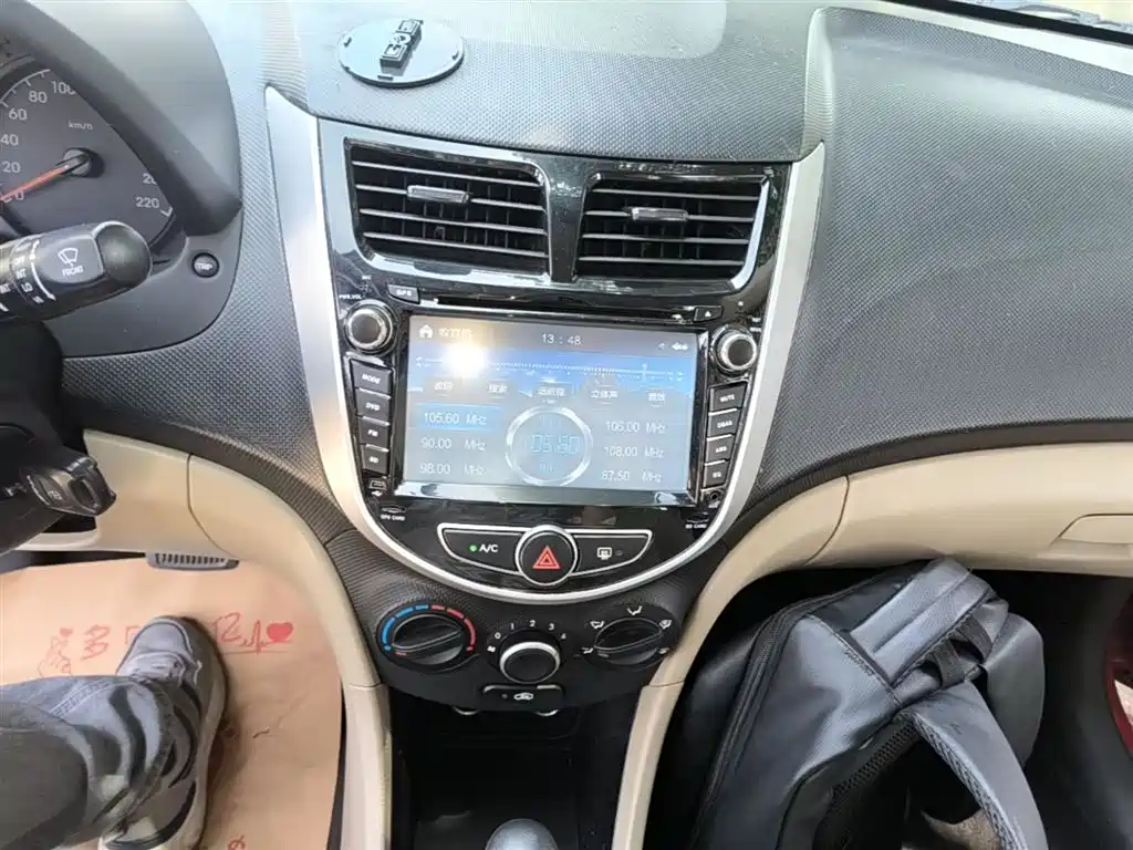 Hyundai Verna 2015 — фото 13