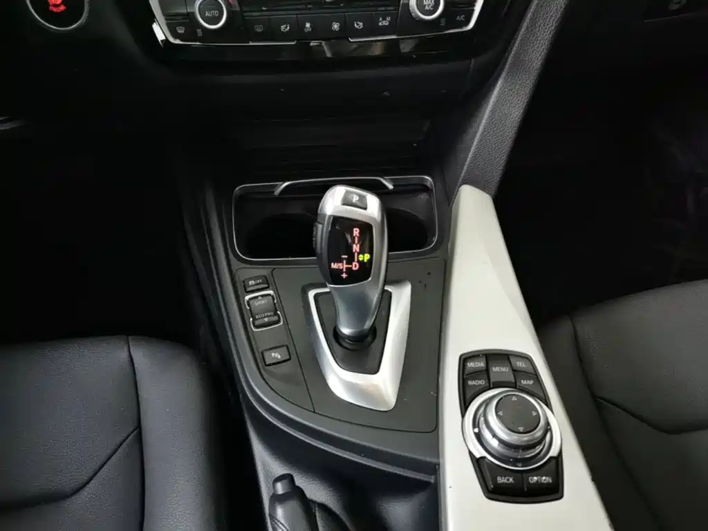 BMW 3 Series 2016 — фото 14