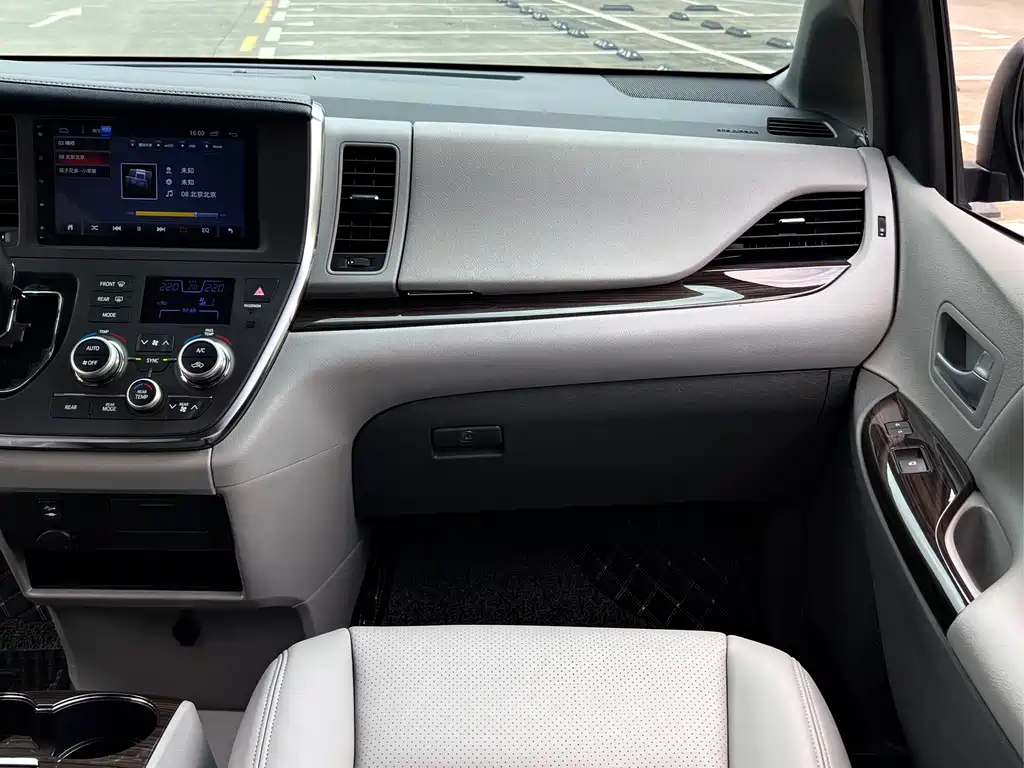 Toyota Sienna 2018 — фото 18