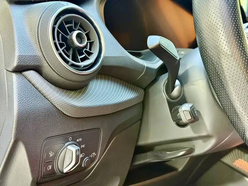 Audi Q2L E-Tron 2020 — фото 13