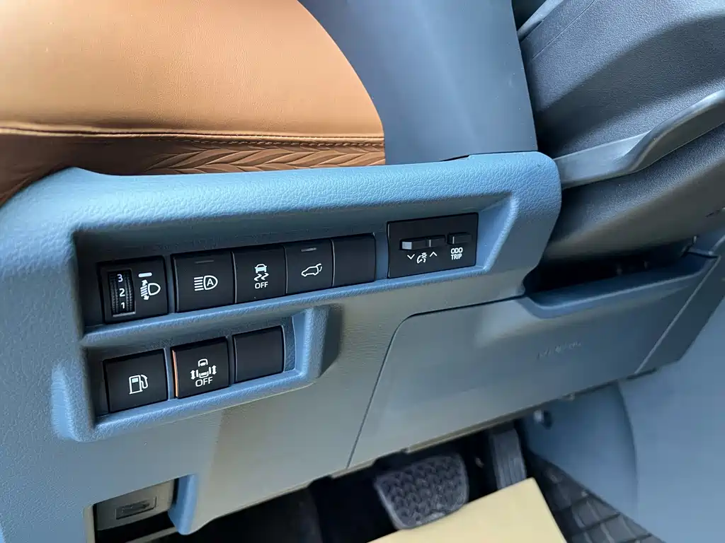 Toyota Granvia — фото 8