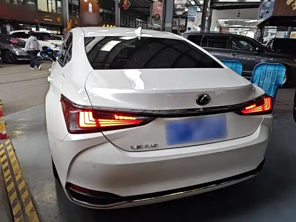Lexus ES 2021