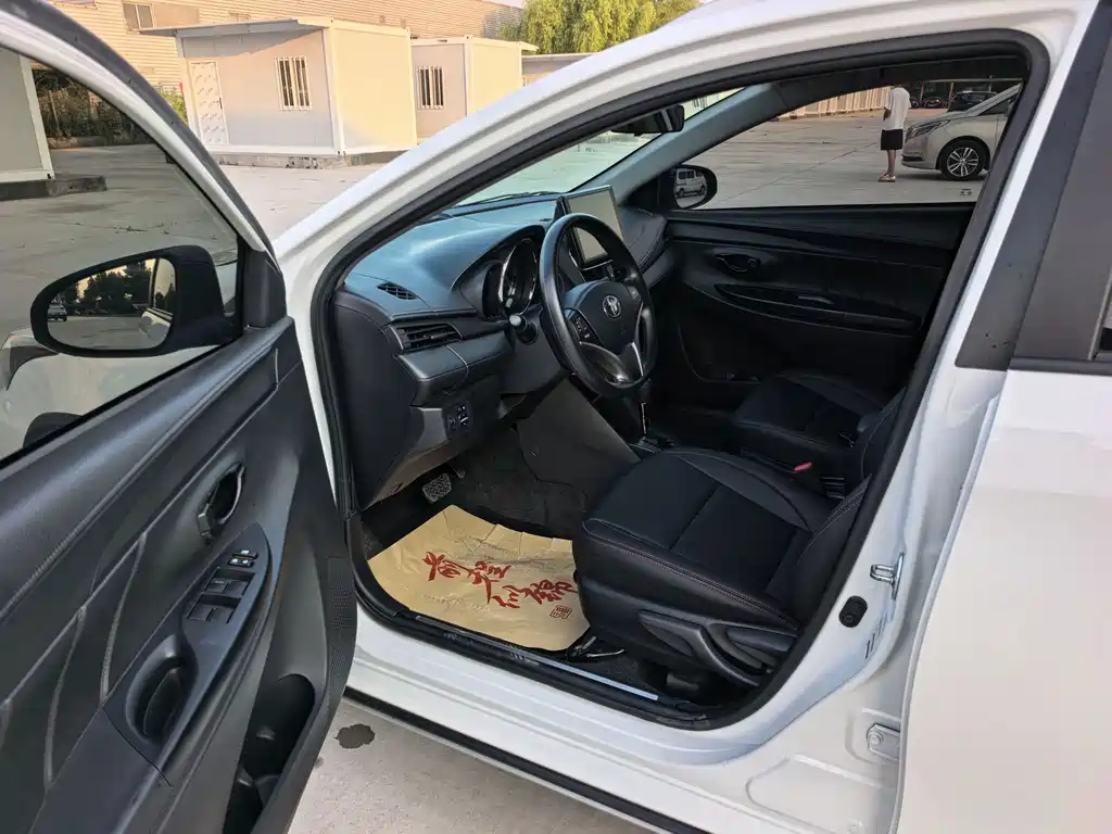 Toyota Yaris L 2023 — фото 4