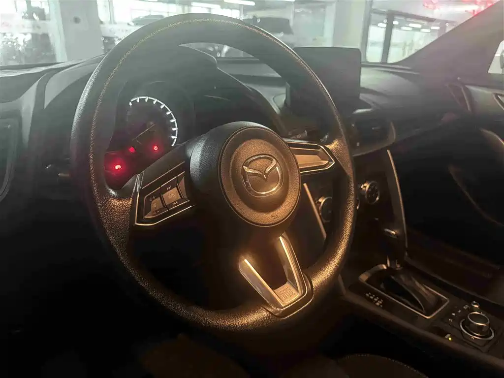 Mazda CX-4 2018 — фото 10