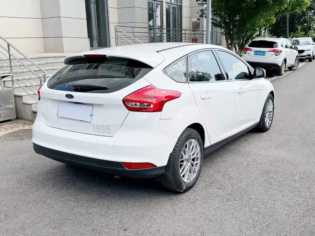 Ford Focus 2018 — фото 12