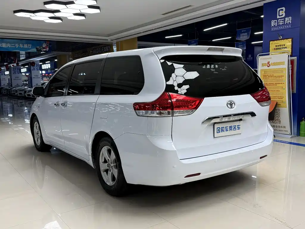 Toyota Sienna 2015 — фото 15