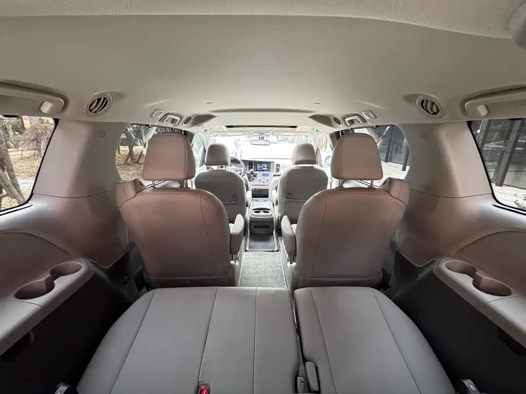 Toyota Sienna 2019 — фото 15
