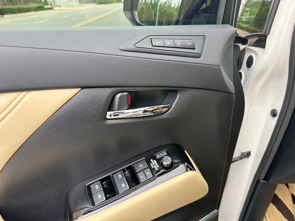 Toyota Alphard 2020 — фото 13