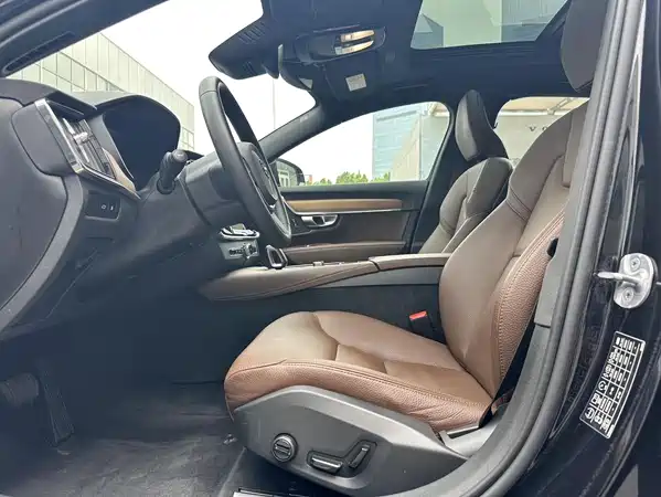 Volvo S90 Plug-In Hybrid 2024