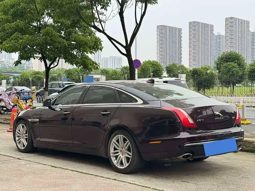 Jaguar XJ 2018 — фото 16