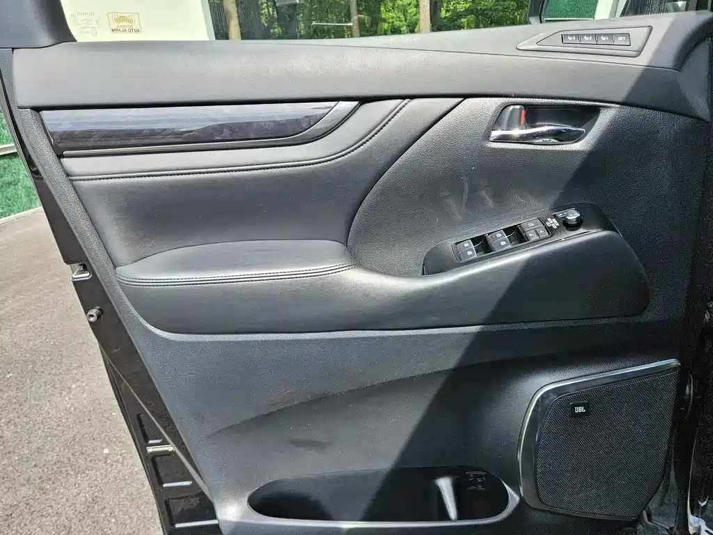 Toyota Vellfire 2020 — фото 10
